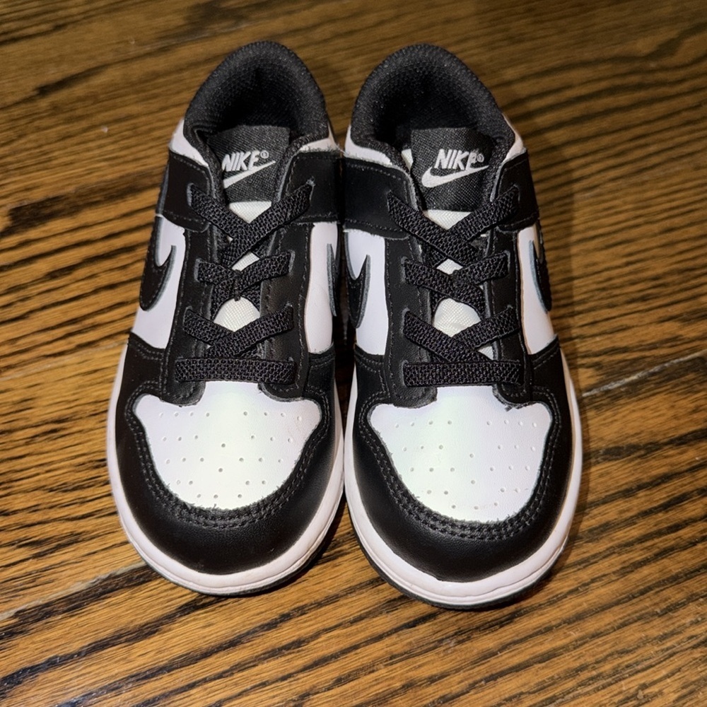 Nike Kids Black & White Low Dunk Sneakers 9C - Picture 3 of 7